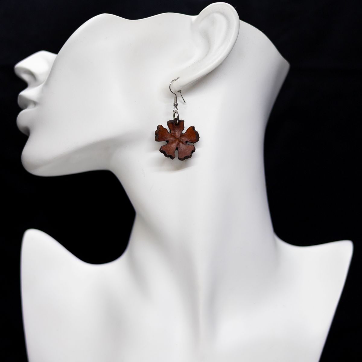 Pikkukukka - käsin muotoiltua nahkaa - Ruskea