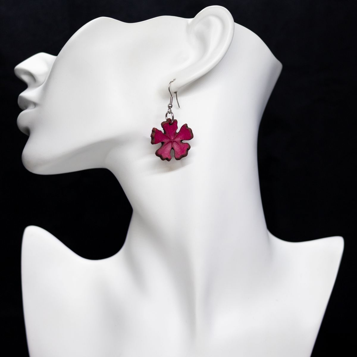 Pikkukukka - käsin muotoiltua nahkaa - Fuksia