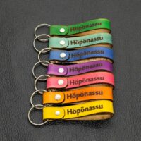 Avaimenperä_nahkaa_kotimainen_suomalainen_avain_parkittu_nahka_turkoosi_vihreä_sininen_violetti_pinkki_oranssi_keltainen_höpönassu