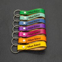 Avaimenperä_nahkaa_kotimainen_suomalainen_avain_parkittu_nahka_turkoosi_vihreä_sininen_violetti_pinkki_oranssi_keltainen_mun_kiesi