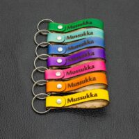 Avaimenperä_nahkaa_kotimainen_suomalainen_avain_parkittu_nahka_turkoosi_vihreä_sininen_violetti_pinkki_oranssi_keltainen_mussukka